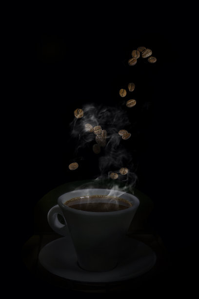 落在黑暗背景上的咖啡豆。图片下载