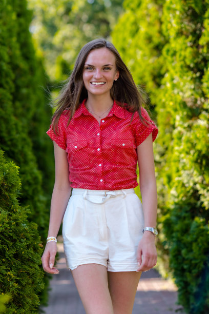 美丽快乐的女人走在路上图片下载