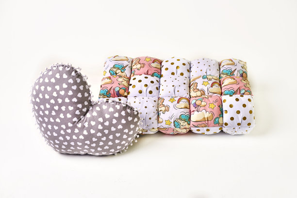 白底拼布被子和心形枕头图片下载