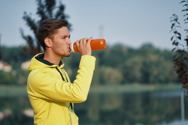 人物肖像，现代英俊，健康的男子饮水图片下载