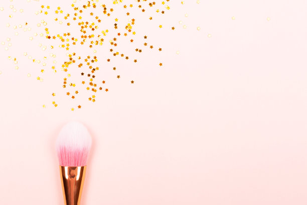 粉色化妆刷和五彩纸屑图片下载
