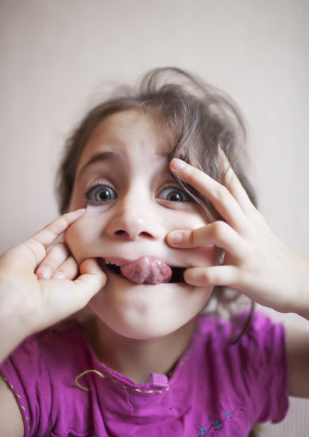 小女孩愁眉苦脸图片下载