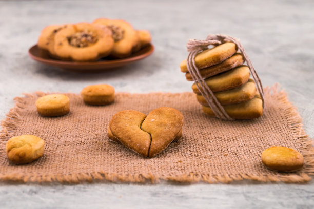 破碎的心。自制的饼干。情人节烹饪装饰。图片下载