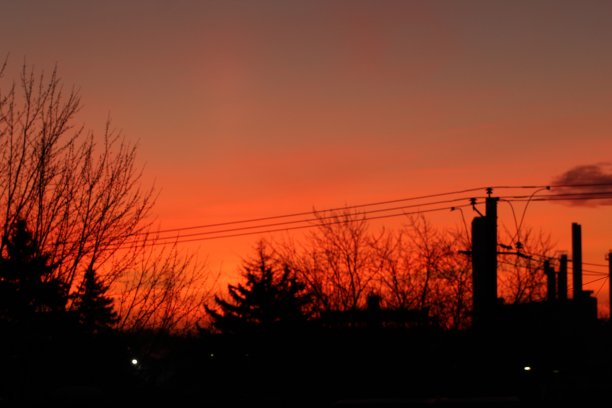 太阳从城市升起图片下载