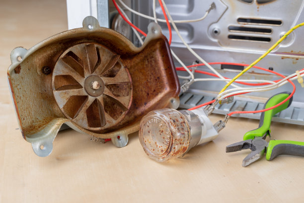 修理家用烤箱的备件。用来烤盘子的劈开的炉子。光背景。图片下载