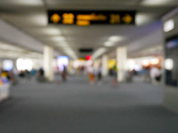 模糊背景的乘客在机场候机楼里行走图片下载