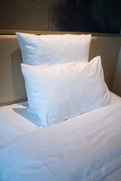 酒店白色枕头图片下载
