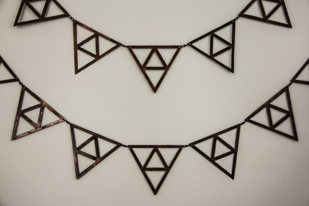 白色墙壁上抽象的金色三角形图片下载