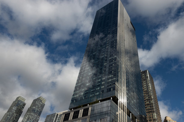 摩天大楼的正面与天空和云彩反映在窗户上。美国纽约曼哈顿。图片下载