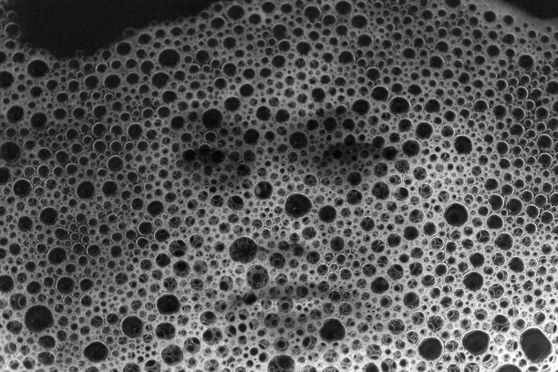 用洗涤剂泡沫给人们洗脸图片下载