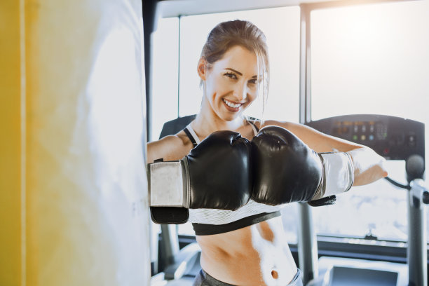 年轻拳击女摆姿势图片下载