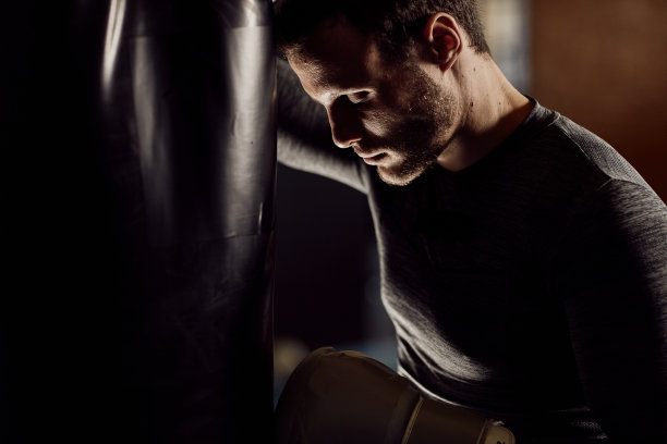 健身拳击手训练和打拳击袋图片下载