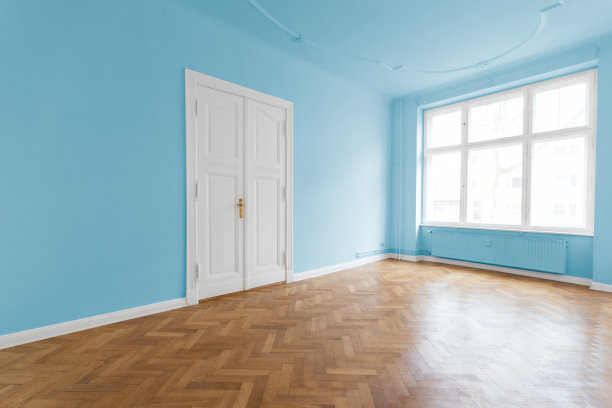 空荡荡的白色房间，木地板图片下载