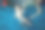 一个小男孩在游泳池里摆弄着一个玩具图片下载