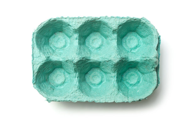 在白色背景上清空鸡蛋盒图片下载