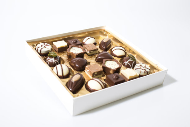 装满巧克力的盒子孤立在一个白色的背景组成图片下载