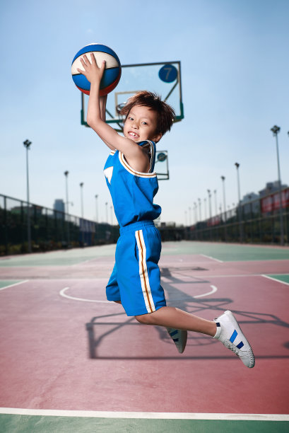 可爱的小男孩在打篮球图片下载