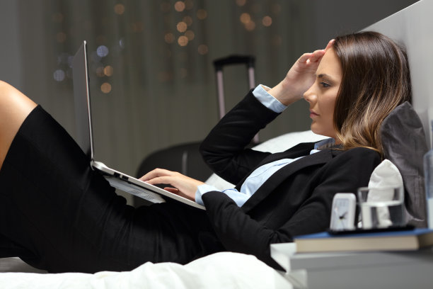 出差期间疲惫的女商人图片下载