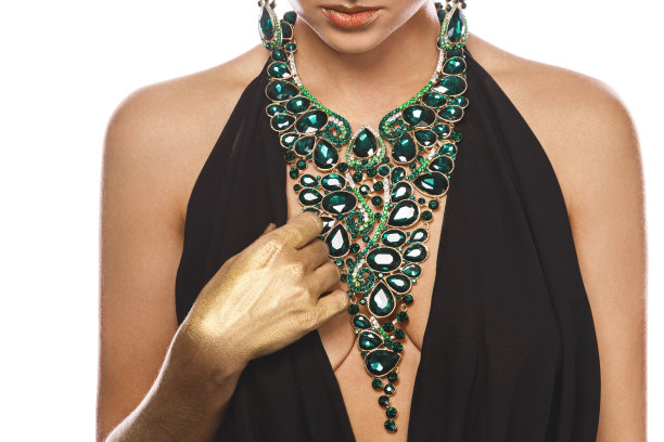 性感的女人戴着大的美丽的项链和耳环与许多宝石图片下载