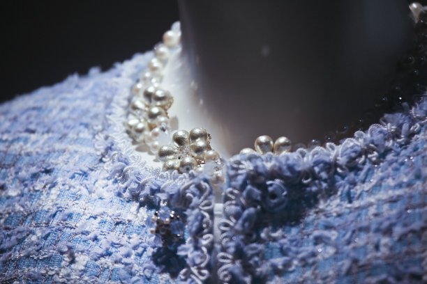 人体模特脖子上的天然珍珠项链图片下载