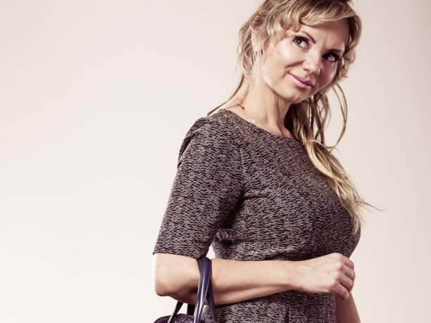 迷人的成熟女人肖像。图片下载