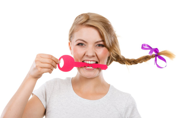 少女与辫子咬钥匙图片下载