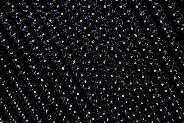 在阿根廷圣胡安的一家马尔贝克酒厂的地窖里，堆放着一些酒瓶，门多萨也有图片下载