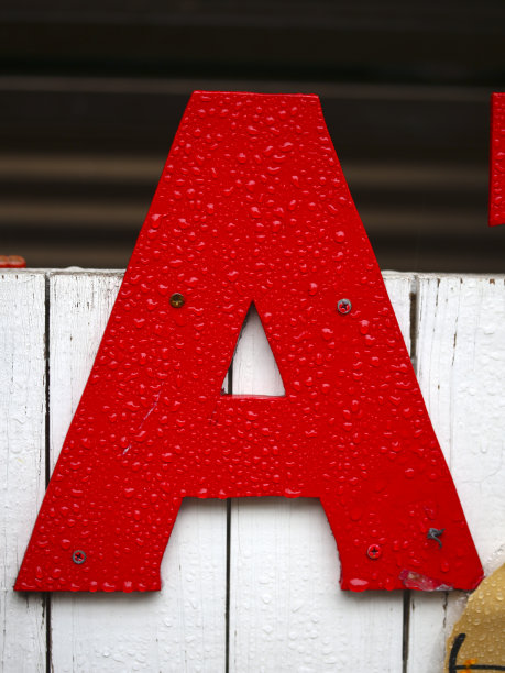红色大写字母A在雨中图片下载