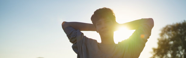 年轻快乐的家伙享受生活举起双手对着天空看日落Ð°图片下载