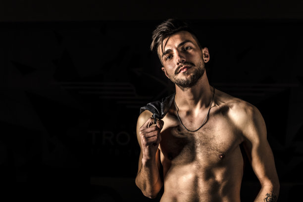 他长得粗犷英俊图片下载