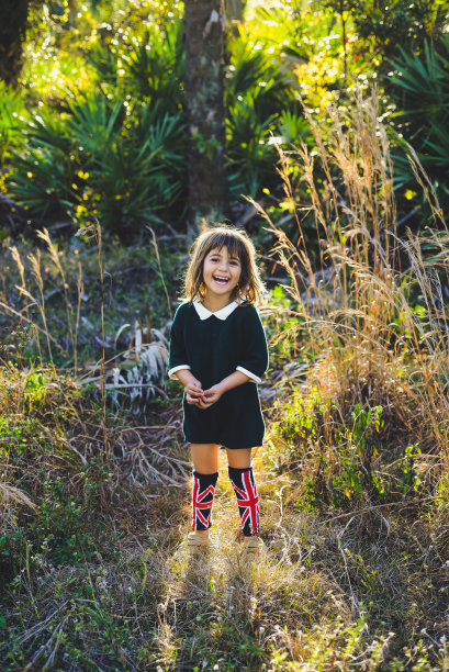 树林里的孩子图片下载