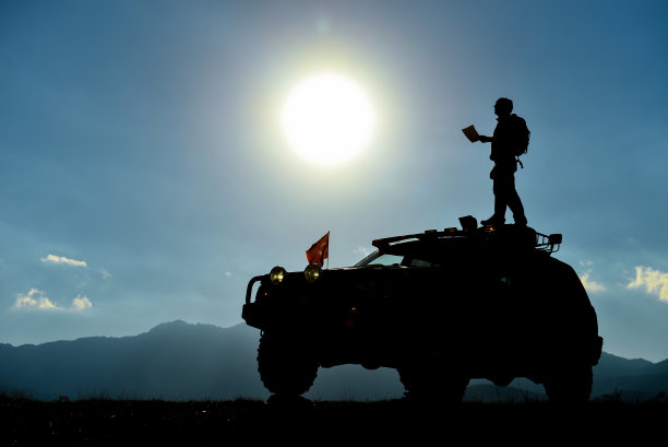 在山里开车旅行，找到路线图片下载