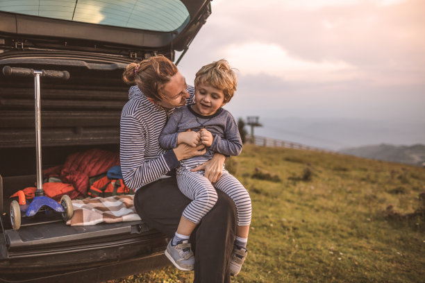 母亲和儿子在公路旅行图片下载