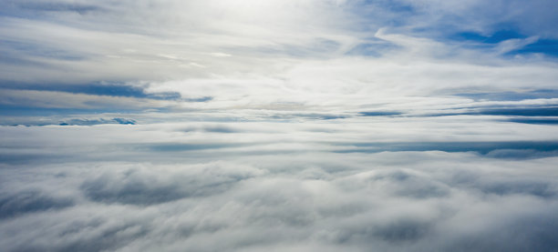 一些美丽的云和蓝天的鸟瞰图。图片下载