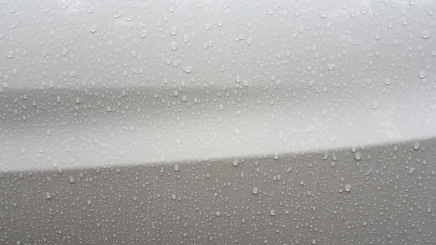 雨滴落在白色的背景上图片下载