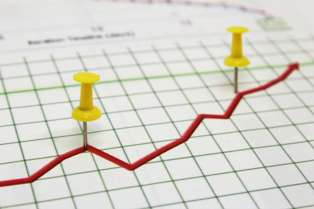 红色箭头和里程碑。图片下载