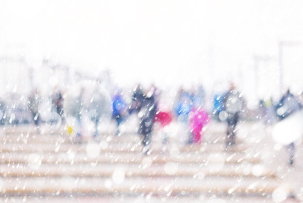 街上行走的人们的剪影图片下载