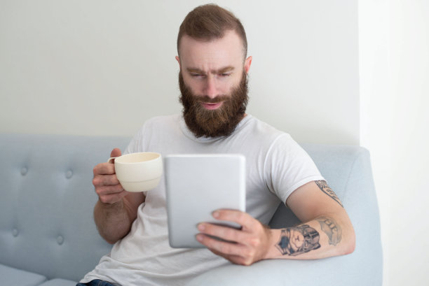 兴奋的大胡子正在享受咖啡休息时间图片下载