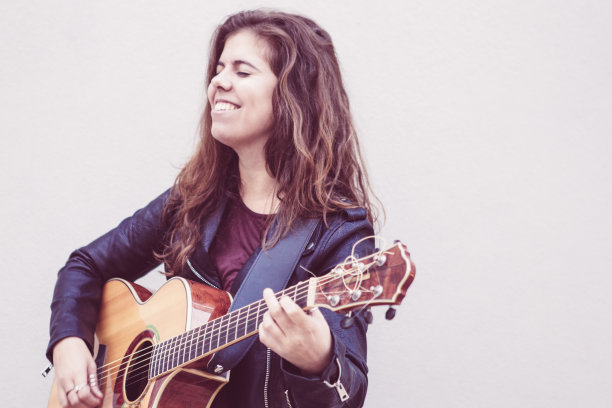 快乐女街头艺人的肖像图片下载