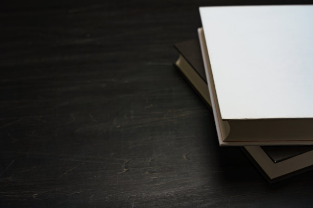 黑色背景上的空白精装书模板图片下载