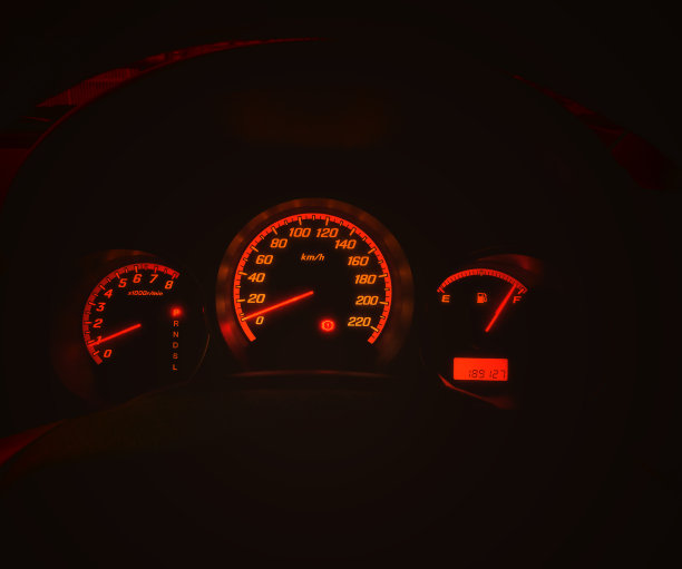 照亮汽车仪表盘图片下载