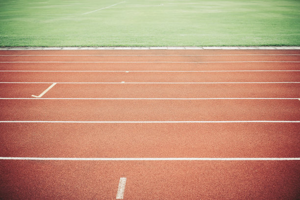 空红色跑道纹理与跑道背景复制空间，没有人跑者跟踪田径比赛在阳光明媚的日子。的语气图片下载