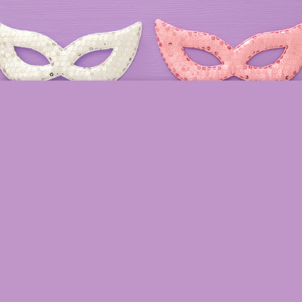嘉年华派对庆祝概念与彩色蜡笔面具在紫色的木制背景。前视图。图片下载