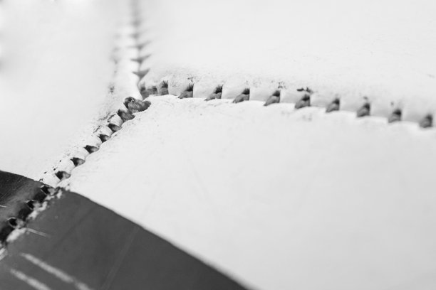 特写的足球表面磨损和接缝图片下载