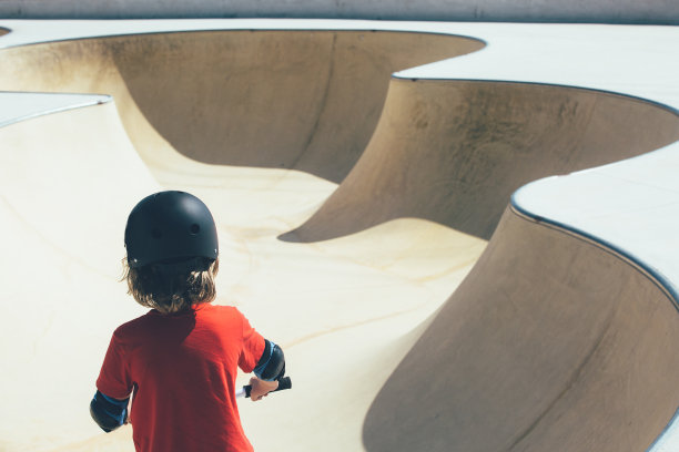 滑板公园里的孩子图片下载