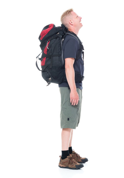 迷人的年轻男性徒步旅行者向上看图片下载