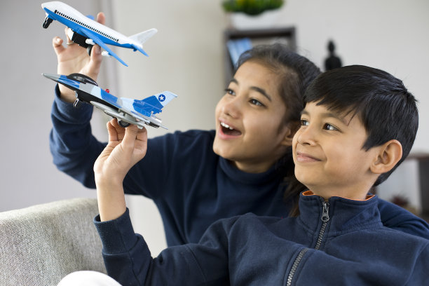 孩子们在玩玩具飞机图片下载