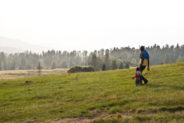 在德国多特蒙德，父亲和他的孩子在公共游乐场(植物园花园)图片下载
