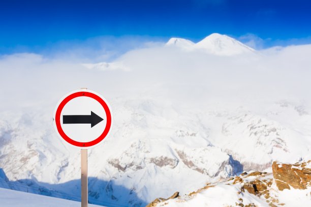 山天冬天。厄尔布鲁士山。箭头符号图片下载