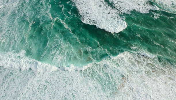 鸟瞰图的暴风雨的海洋与波浪。无人驾驶飞机的照片图片下载